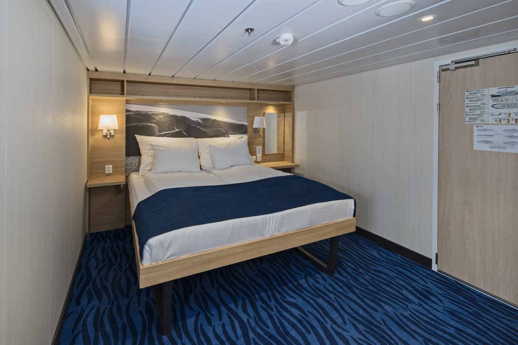 Hurtigruten MS Spitsbergen Expedition Mini Suite 2.jpg
